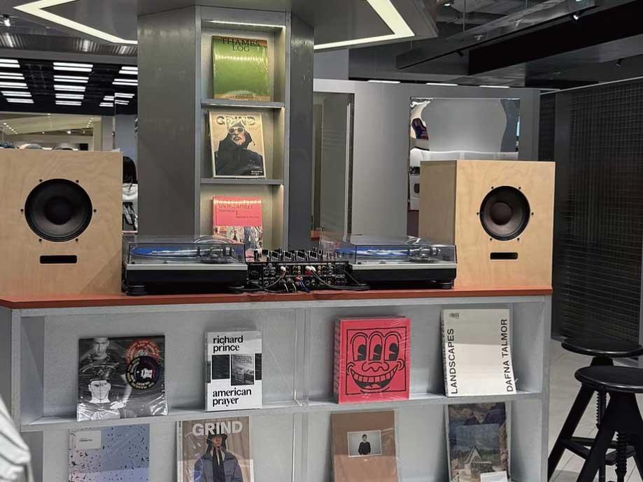 A boutique where you can discover the latest in the domestic streetwear scene.